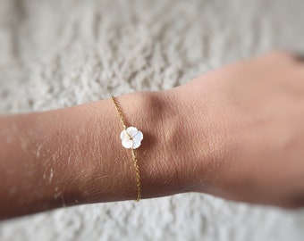 Bridal white flower bracelet, mother-of-pearl flower wedding bracelet, women's Christmas gift, secret Santa gift