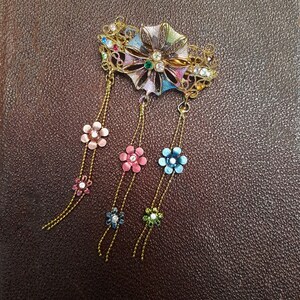 Vintage hairclip barette in a medieval flower design. Hair jewelry with rhinestones in soft rose and blue tones. Gold metal details. image 6