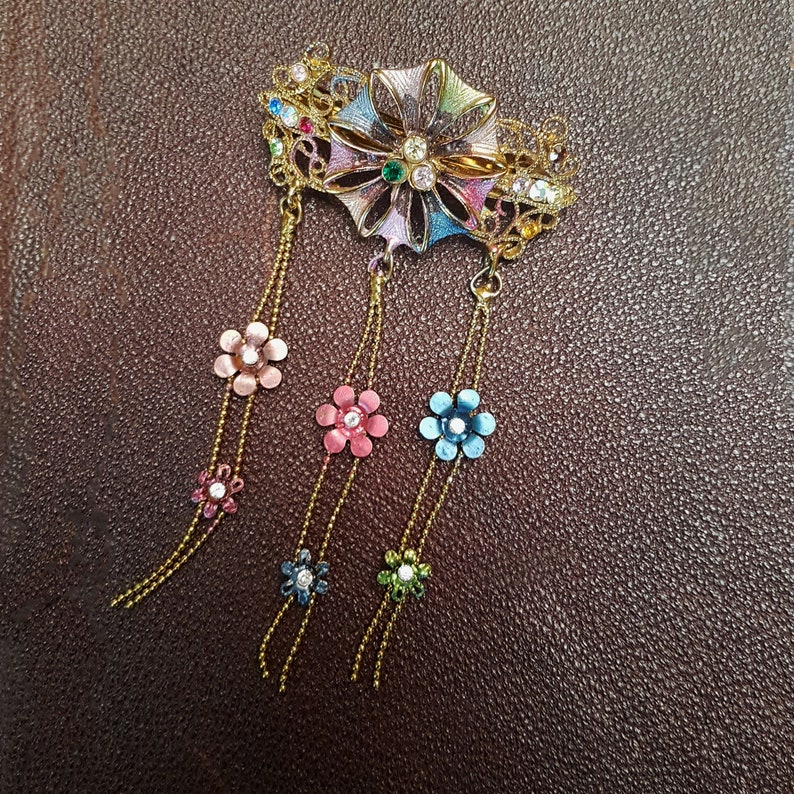 Vintage hairclip barette in a medieval flower design. Hair jewelry with rhinestones in soft rose and blue tones. Gold metal details. image 6