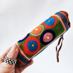 Pochette tube en cuir avec un motif bohème hippie brodé à la main coloré. Trousse à crayons, organiseur de maquillage et de sac à main. Fermeture éclair latérale sur toute la longueur.