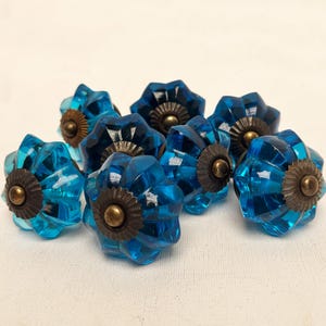 Juego de 8 tiradores de armario de cristal azul zafiro para cajones y armarios. Exclusivos detalles decorativos de diseño Cristalline para armarios, roperos y escritorios.