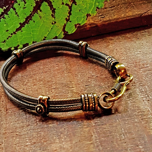 Bracelet chaîne serpent en bronze de 8,5 pouces de longueur. Style double corde. Conception de bijoux traditionnels indiens. Fermeture à crochet robuste. Neutre de genre.