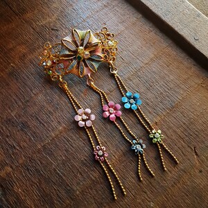 Vintage hairclip barette in a medieval flower design. Hair jewelry with rhinestones in soft rose and blue tones. Gold metal details. image 10