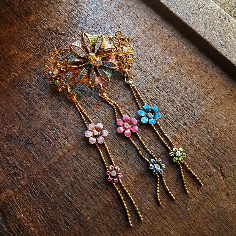 Vintage hairclip barette in a medieval flower design. Hair jewelry with rhinestones in soft rose and blue tones. Gold metal details. image 10