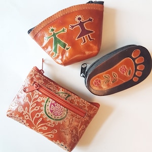 Juego de 3 monederos de piel estampada con cremallera. Bueno para tarjetas, llaves, efectivo y monedas. Organizadores de bolsas de colores. 3 diseños diferentes de bolsitas naranjas.