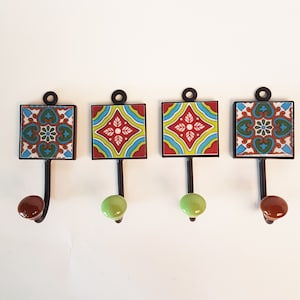 4 Garderobenhaken-Küchen & Badhaken. Einzigartige funktionale Wohndekoration. Handbemaltes exklusives Designer Set aus Tassen-, Schürzen- und Handtuchhaken.