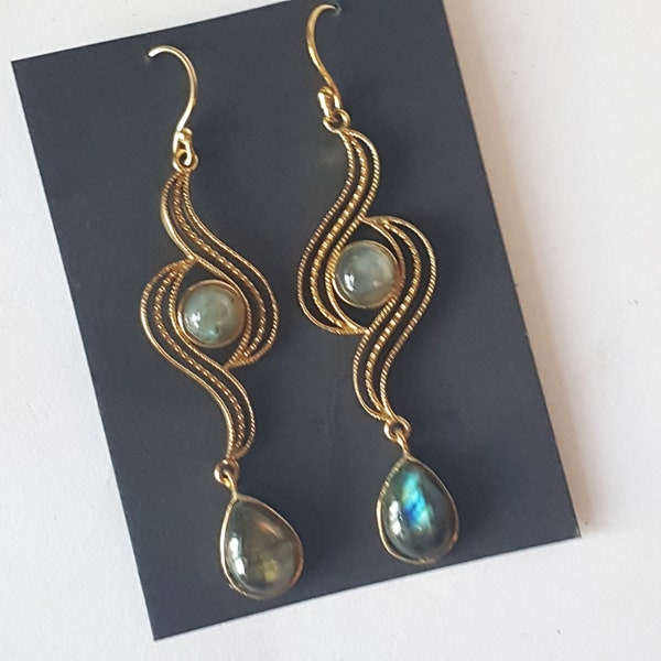 Boucles d'oreilles pendantes finition bronze. Double pierres en labradorite forme de larme. Style gala soirée mediévale.