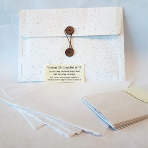 Set regalo in carta straccia artigianale fatta a mano. 10 fogli di carta con bordi ondulati da 8 x 11 pollici e 10 buste. Confezione regalo con chiusura con bottone in cocco.