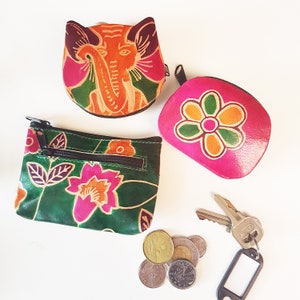 Lot de 3 porte-monnaie zippés en cuir imprimés verts et fuchsias colorés. Idéal pour l'argent liquide, les pièces de monnaie, les cartes et les clés. Organiseurs de sacs mignons.