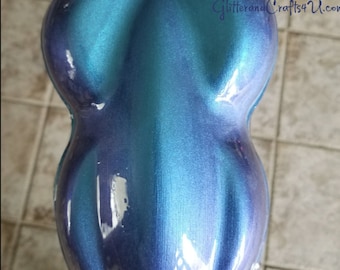 Puede incluir: Una muestra de pintura iridiscente azul verdoso y púrpura con el texto "Inter Fear Me!" en letras amarillas.