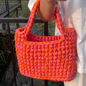 BESTSELLER-HÄKETASCHE | Kleine handgemachte Grobe Häkeltasche aus Tshirt Garn in Orange & Pink | Geburtstagsgeschenk für Sie | Handtasche