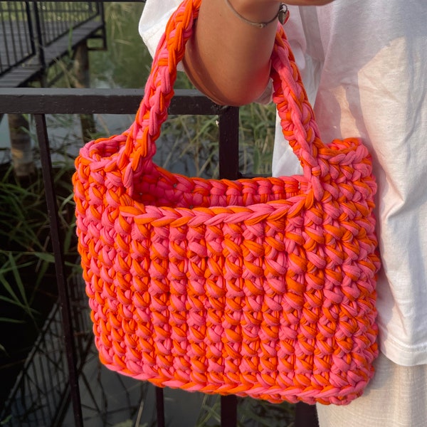 Handgemaakte gehaakte tas Kleine handgemachte grobe Häkeltasche aus T-shirtgaren in oranje en roze TikTok trend viral