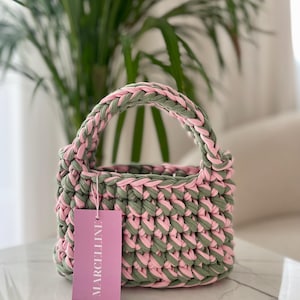 Sac au crochet fait main | petit sac à main | Petit sac de gravier fabriqué à la main à partir d'un fil de T-Shirt recyclé | rose et vert | Idée cadeau AUTOMNE