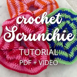 Könnte beinhalten: Drei gehäkelte Haargummis in verschiedenen Farbkombinationen. Die Haargummis sind rosa und orange, rot und rosa sowie grün und blau. Das Bild enthält den Text "crochet scrunchie tutorial PDF + VIDEO".
