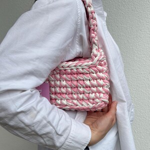 Handgemachte Häkeltasche • Handtasche • Kleine handgemachte Häkeltasche aus T-Shirt-Garn • Garn • Mehrfarbige Varianten • Geburtstagsgeschenk-TikTok-Tasche