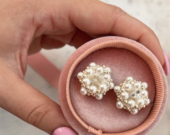 Pendientes de cristales Swarovski con perlas blancas, joyería artesanal de lujo con cuentas Toho, joyería única para novias | Idea de regalo de cumpleaños para ella
