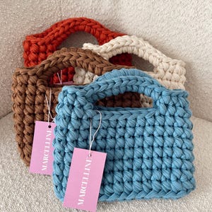Handgefertigte, gehäkelte, klobige Tasche | Kleine handgemachte grobe Häkeltasche aus T-Shirt-Garn | Mehrfarbige Varianten | Geburtstagsgeschenk | Geschenkidee