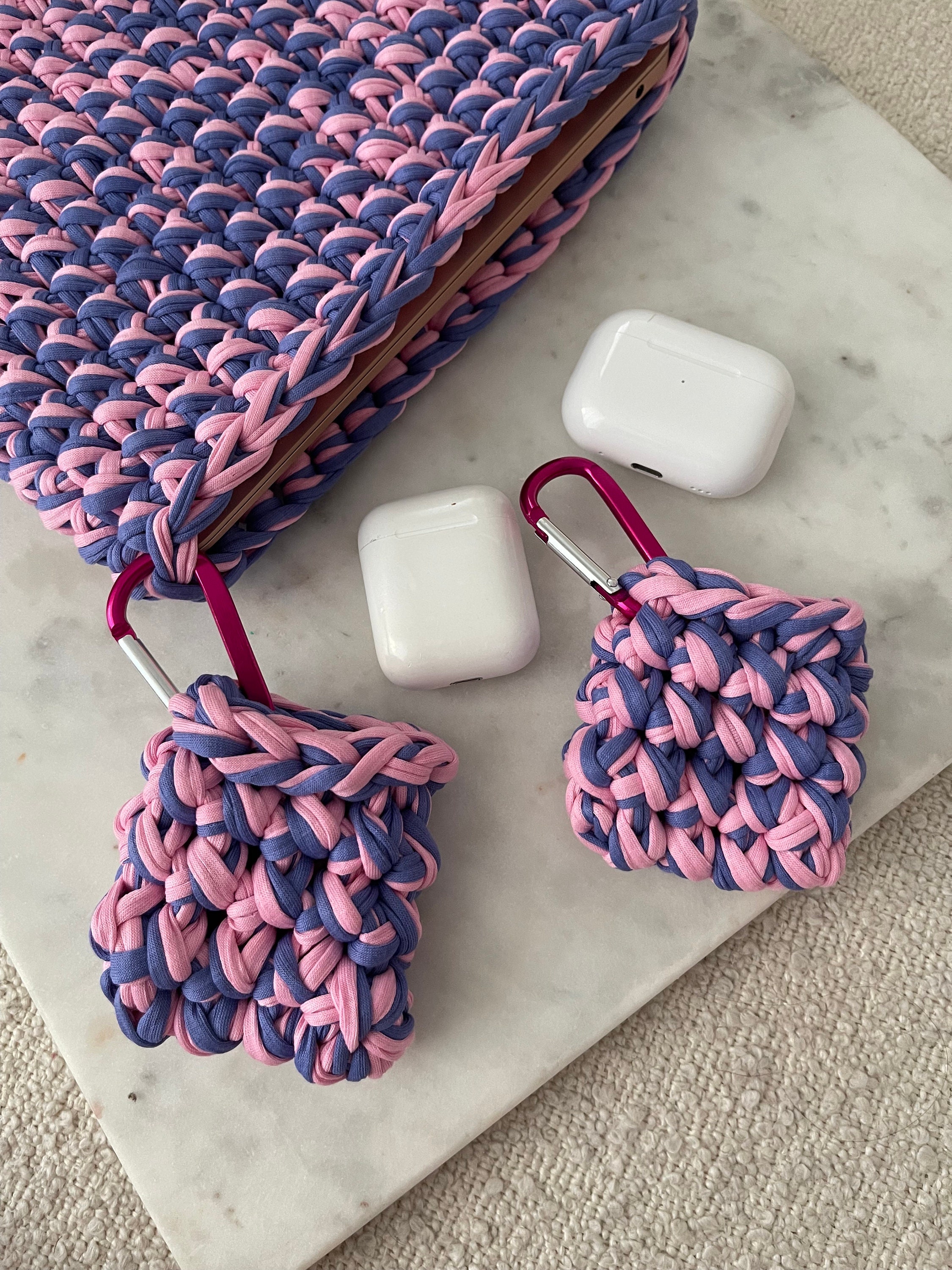 Crochet Chunky AirPods Case | Carabiner Clasp | Tshirt Yarn | Headphone Case | Safe & Protection | Gehäkelte Airpods-Hülle | Gift for her