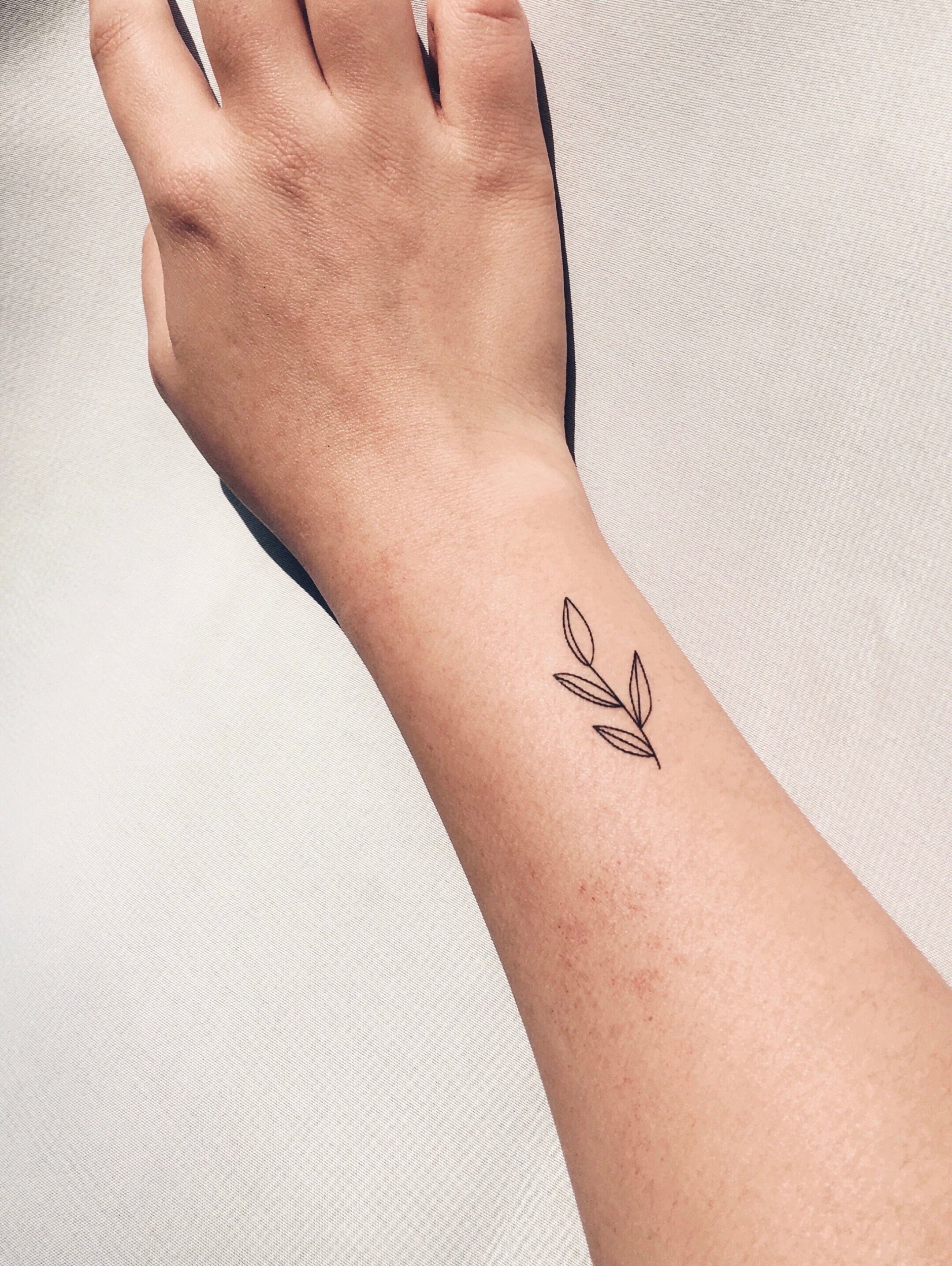 SMALL TATTOO Set Of 3 Minimalist Leaf Design Etsy