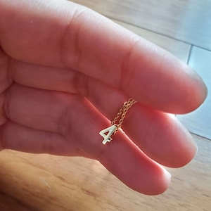 minimale Goldnummer Halskette, personalisierte Nummer Halsketten, minimalistische Halskette, Badge Nummer Halskette, Team Nummer, Glücksnummer Halskette