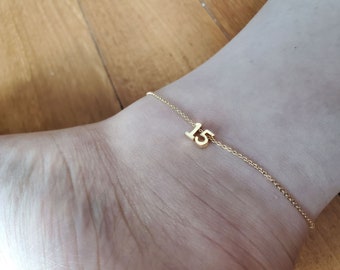 Zahlen Fußkettchen, Personalisierte Zahl Fußkettchen, kleine Engel Zahl Fußkettchen für Mutter, minimalistisches Fußkettchen, Unikat Schmuck, Muttertag Geschenk, Unikat