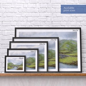 K&ouml;nnte beinhalten: F&uuml;nf schwarze gerahmte Drucke eines Landschaftsgem&auml;ldes mit einem Fluss, gr&uuml;nen H&uuml;geln und einer Steinmauer. Die Druckgr&ouml;&szlig;en sind 10x8, 16x12, 20x16, 24x18 und 36x24 Zoll.