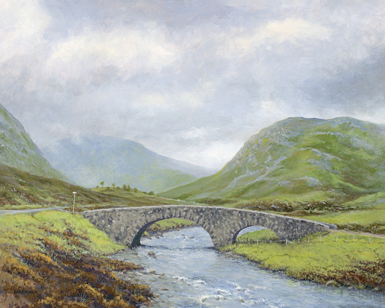 K&ouml;nnte beinhalten: Eine Steinbr&uuml;cke &uuml;ber einen Fluss in einer Berglandschaft. Der Himmel ist bew&ouml;lkt und die Berge sind gr&uuml;n.