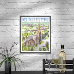 Könnte beinhalten: Ein Vintage-Poster mit einem grauen Rahmen, das eine Luftaufnahme einer Kirche in Garden City, New York, zeigt. Das Poster trägt den Text "GARDEN CITY 1876".