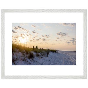Poster con cornice in legno raffigurante una splendida alba sulla Costa Smeralda. Carta opaca di alta qualità. Cornice disponibile in 3 colori.