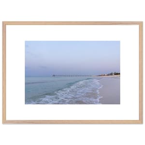 Poster di alta qualità con cornice in legno raffigurante una splendida spiaggia della Costa Smeralda all'alba. Carta opaca di alta qualità. Cornice disponibile in 3 colori.