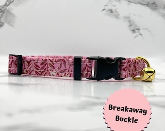 Collar floral rosa para gatos con cascabel y hebilla de seguridad.