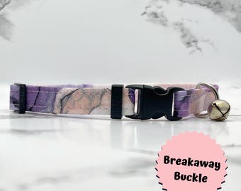 Collar para gato morado con diseño de acuarela, hebilla desmontable y cascabel.