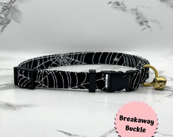 Collar de Halloween para gatos con cascabel, collar de seguridad ajustable con diseño de telaraña que se escapa del cuerpo.
