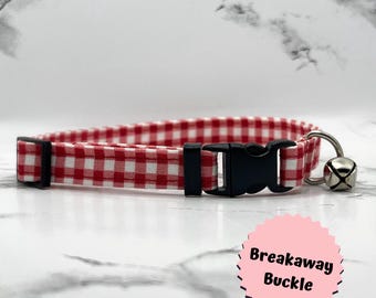 Collar para gato de cuadros rojos con cascabel, hebilla de seguridad y ajustable.