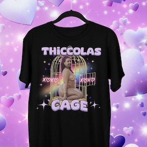 Thiccolas Cage Lustiges Meme Shirt, Gag Tshirt Unhinged Geschenk Unangemessen, verfluchte Celebs Promis Offensive Raunchy Dumme Meme Shirt