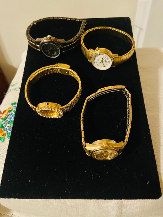 Lot of 4 vintage watches ( need batteries)