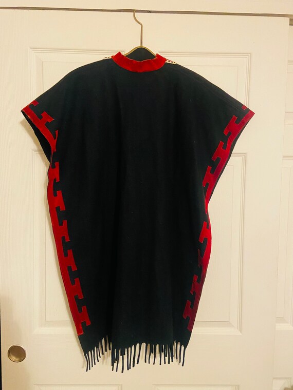 Vintage 60s/70s black wool cape / poncho with red… - image 4