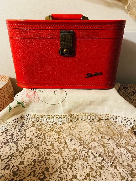 Vintage red train case Gem