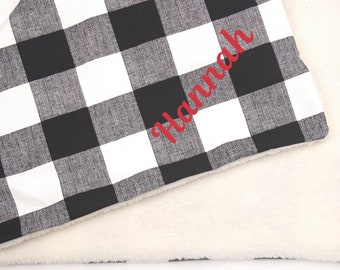 Manta Sherpa personalizada con estampado de cuadros búfalo y monograma bordado.