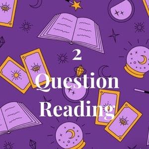 Può includere: Sfondo viola con illustrazioni di carte dei tarocchi, libri, sfere di cristallo e stelle. Il testo "2 Question Reading" è in bianco.