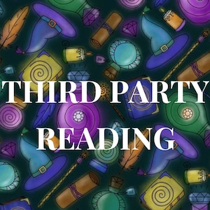 Könnte beinhalten: Eine fantasievolle Illustration mit dunkelgrünem Hintergrund, die verschiedene magische Gegenstände zeigt, darunter Bücher, Tränke, Kerzen und Hüte. Der Text "THIRD PARTY READING" ist in weißen Buchstaben in der Mitte des Bildes geschrieben.