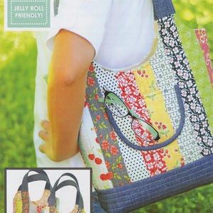 Op de afbeelding: Een kleurrijke patchwork tote bag met een denimblauwe basis en handvatten. De tas heeft verschillende stofpatronen, waaronder bloemen, stippen en strepen. De tekst "Feed Sacks" staat bovenaan. De tas is "Jelly Roll Friendly!"