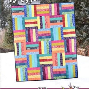 Pode incluir: Um edredom colorido com um design de patchwork. O edredom apresenta uma variedade de cores brilhantes, incluindo rosa, azul, amarelo e laranja. As palavras "Basket Case" estão escritas no topo. O logotipo Running Doe Quilts está na parte inferior.