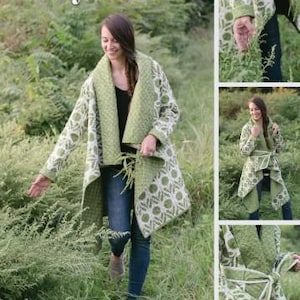 Pode incluir: Uma mulher vestindo um casaco acolchoado com estampa verde e branca, com o texto "Cozy Cascade" no topo. O casaco é da Rachel Rossi. O casaco vai até o joelho e tem gola xale.