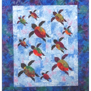 Peut inclure: Une courtepointe faite à la main avec un motif de tortues de mer. La courtepointe a un fond bleu clair avec un motif carré et une bordure bleu foncé. Les tortues de mer sont de différentes tailles et couleurs, notamment rouge, vert et orange.
