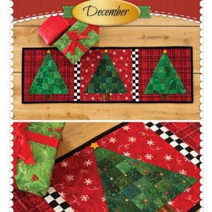 Könnte beinhalten: Patchwork-Akzentläufer mit Weihnachtsbaum-Design. Der Läufer zeigt grüne Weihnachtsbäume auf rotem Hintergrund mit schwarz-weiß karierten Bordüren. Der obere Banner lautet "Patchwork Accent Runner Christmas Tree December".