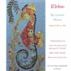 以下が含まれることがあります： 青い背景に、カラフルな布でできたタツノオトシゴが描かれたファブリックアート作品。タツノオトシゴは様々な布地と質感でできており、ユニークで幻想的なデザインを生み出しています。この作品は、ローラ・ハイネによる「エッバ」というタイトルで、サイズは約58cm x 107cmです。