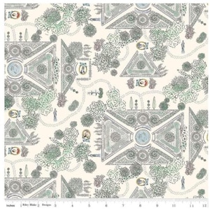 Puede incluir: Tela color crema con un patrón repetido de diseños de jardines, árboles y elementos decorativos. El diseño incluye formas geométricas, estatuas y retratos ovalados, con un borde en forma de cadena. La tela se mide en pulgadas.