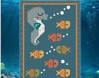 Può includere: Un modello per trapunte intitolato "Seahorse School" con un cavalluccio marino e pesci su sfondo verde acqua. La dimensione finale della trapunta è di 179 cm x 248 cm. Il modello è di Sew A Story.