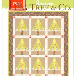 Puede incluir: Un edredón de tela con un patrón repetido de árboles de Navidad verdes estilizados sobre un fondo beige. El edredón tiene un borde floral y el texto "Mini Juniper" y "Fig Tree & Co."